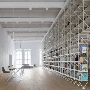 Interiér Krajskej knižnice P. O. Hviezdoslava v Prešove. Autorka: Alex Shoots Buildings