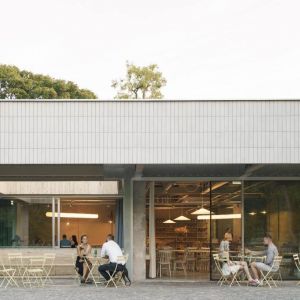 SJK Kaviareň Ferdinand. Autorka: Alex Shoots Buildings