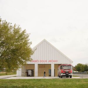 Dolní Jirčany. Autorka: Alex Shoots Buildings