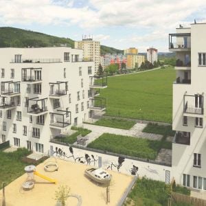 Dizajnové byty v srdci slovenských hôr. Oceňovaný projekt Kamence sa rozširuje, zmení celé mesto