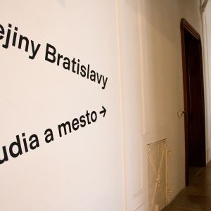 Expozícia Ľudia a mesto. Autorka: Dominika Bolgáčová