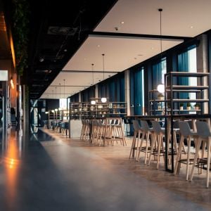 Príťažlivý podnik v príťažlivej budove: Kaviareň a reštaurácia TakeOff v GBC 5