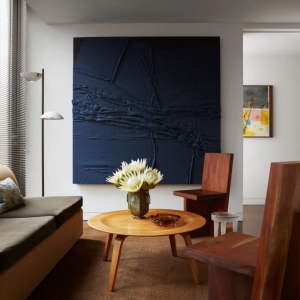 Autor: Stephen Kent Johnson, Tom Burr, Matt Connors / Herald St, London Interiér: Andrew Mellone. Zdroj: Architectural Digest