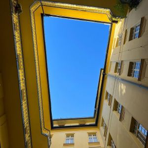 Pavlačami lemovaný vnútroblok Dobrovičovej ulice. Autorka: Lucia Lišková