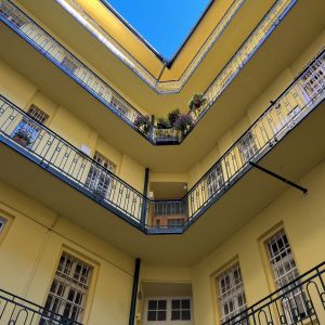 Pavlačami lemovaný vnútroblok Dobrovičovej ulice. Autorka: Lucia Lišková