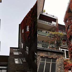 Vnútorný priestor domu nárožia Klemensovej a Grösslingovej ulice. Autorka: Lucia Lišková