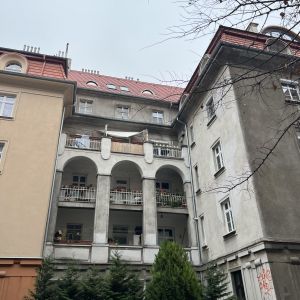 Dvor medzi domami na Klemensovej ulici. Autorka: Lucia Lišková