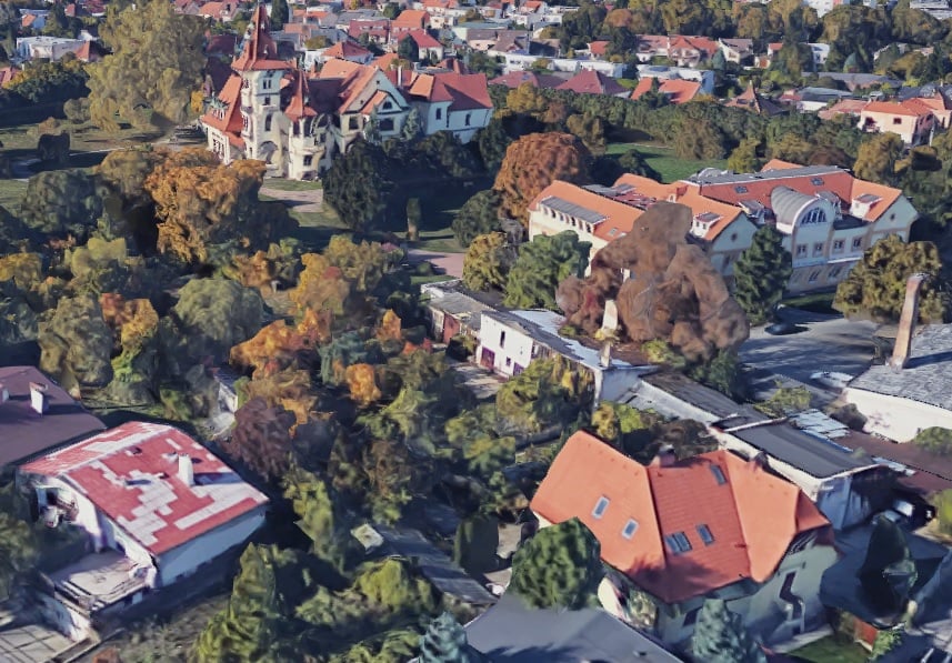 Pozemok, kde vznikne nový dom, v pozadí Csákyho kaštieľ. Zdroj: Google Maps