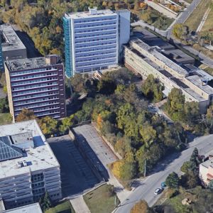 Miesto, kde vznikne Domus Medica (zarastený priestor medzi budovami v strede). Zdroj: Google Maps