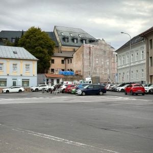 Strieborné námestie dnes, v strede Penov dom. Zdroj: Mesto Banská Bystrica