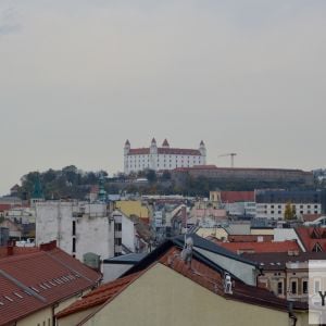 Pohľady prirodzene priťahuje Hrad, týčiaci sa ponad staromestské strechy.