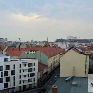 Pohľad na centrum a Mickiewiczovu ulicu. Developer pripravuje v blízkej budúcnosti zmeny, ktoré by mali viesť k ukľudneniu a zlepšeniu Mickiewiczovej.