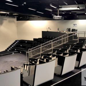 Vedľa hlavnej sály je auditórium, kde je možné okrem prednášok, debát či prezentácii usporadúvať aj premietania filmov.