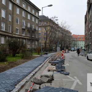 Povraznícka ulica. Parkovacie boxy sa zmenia na parkovací pás.