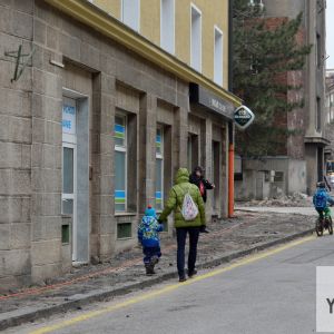 Rozšíriť by sa mal chodník na Povrazníckej v tomto úseku zo šírky 70 cm na 150 cm. Hoci nejde o ideálnu šírku (pražský Manuál tvorby verejných priestranstiev odporúča pre podobný typ ulice 2- až 3-metrovú šírku), pre chodcov pôjde o masívne zlepšenie, keď