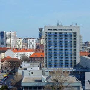 Dom odborov, v pozadí rezidenčný komplex Jégého Alej. Ide o ďalší pohľad, ktorý prejde v horizonte niekoľkých rokov zásadnými zmenami, keďže sa plánuje výstavba ďalších etáp Jégého Aleje (resp. výstavba v okolí), ako aj prestavba Domu odborov a súvisiaceh