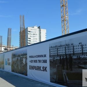 Developer inštaloval na oplotenie stavby grafiky s históriou budovania Petržalky.
