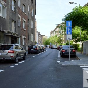 Jasné oddelenie chodcov a parkujúcich áut je základom k vyššej kvalite verejných priestranstiev