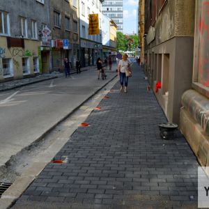 Mariánska ulica, rozšírený chodník na západnej strane ulice