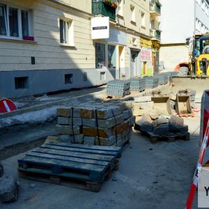 Tobrucká ulica. Chodník bude vydláždený a od parkovania pravdepodobne oddelený zeleným výsadbovým pásom