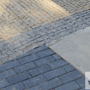 Zrážka materiálov na vyústení Tobruckej do Šafárikovho námestia / Štúrovej. Takýmto veciam má zabrániť Manuál tvorby verejných priestranstiev, ktorého potreba v Bratislave je veľmi výrazná