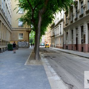 Tobrucká ulica. Kvôli nedostatku financií sa rekonštruuje len jedna strana ulice