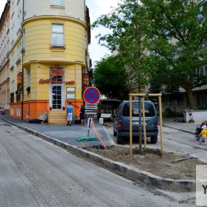 Tobrucká ulica. Kvôli nedostatku financií sa rekonštruuje len jedna strana ulice