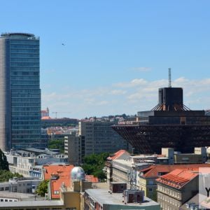 Pri pohľade smerom k Hradu dominujú dve z najlepších moderných budov v Bratislave.