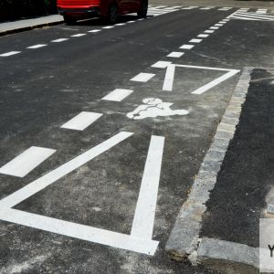 V centre mesta stále výrazne chýbajú parkovacie miesta pre motorky. Na Justičnej miesto pribudlo. Foto z 3.7.2018.