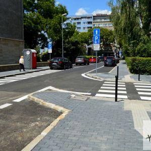 Rozšírené priestory pre chodcov, ktorí majú na chodníku priestor len pre seba. Foto z 3.7.2018.