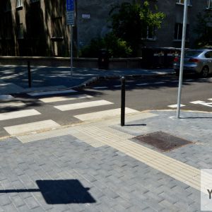 Zúžená vozovka v mieste prechodov na Justičnej ulici. Foto z 3.7.2018.