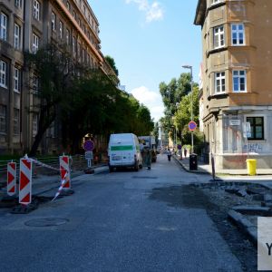 Klemensova ulica. Ostrovček vpravo sa spojí so zelenou časťou Jakubovho námestia. Foto z 3.7.2018.