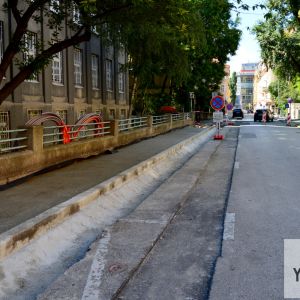 Vďaka zúženiu chodníka a zjednosmerneniu ulice by malo byť možné parkovať po oboch stranách Klemensovej. Foto z 3.7.2018.