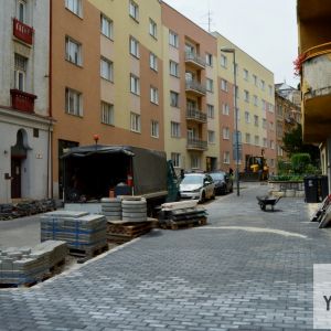 Pred vstupom do supermarketu vznikol širší a prehľadnejší priestor pre chodcov, foto z 6.7.2018.