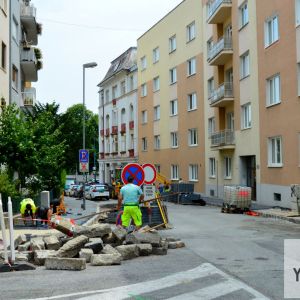 Aktuálne sa realizujú chodníky v úseku po Flöglovu, neskôr sa bude aj vozovka. Foto z 6.7.2018.