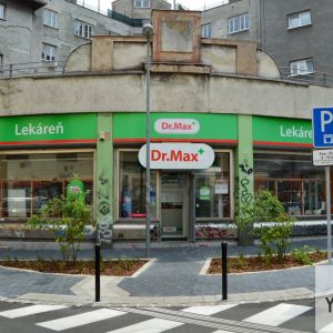 Nová zeleň pred Mariánskym dvorom na Mariánskej. Foto z 6.7.2018.