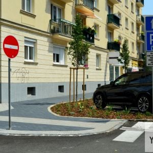 Rozšírený priestor pre chodcov na Tobruckej.