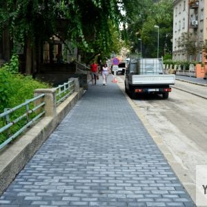 Chodník bol mierne zúžený, no vzhľadom na absenciu parteru nejde o taký radikálny problém.