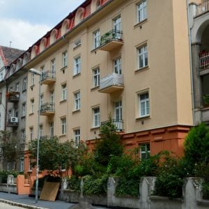 Obnovená fasáda jedného z domov na Klemensovej. Snáď sa bude v podobnom štýle pokračovať aj naďalej.