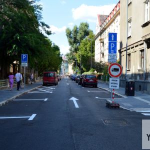 Mestská časť vytvorila 20 parkovacích miest, čím chce čiastočne riešiť úbytok parkovania v blízkosti Landererovho parku.