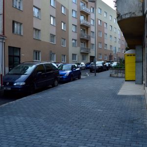 Široký priestor pri supermarkete by mohol byť využitý pre letné sedenie.