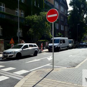 Na prechodoch sa nachádzajú slonie uši, ulica bola vydláždená. Je škoda, že sa dané riešenie (dlažba) nerealizovalo aj na Grösslingovej, kde sa nedávno menil povrch vozovky.
