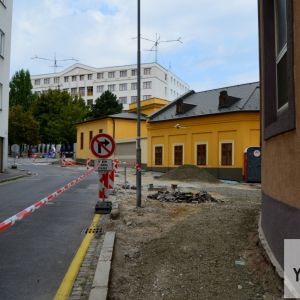 Vstup na Hlbokú cestu, pohľad z Križkovej. V priestore vyústenia nadchodu nad križovatkou Šancová / Pražská je chodník dostatočne široký.