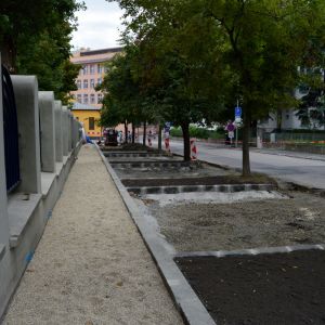 Chodník priamo pri areáli Ministerstva bude veľmi úzky, parkovanie ostáva zachované.