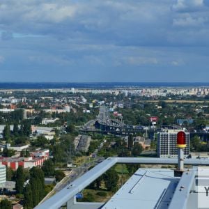 Pohľad do východných častí mesta, v strede diaľnica D1 a križovatka Prievoz, ktorú čaká masívna prestavba.
