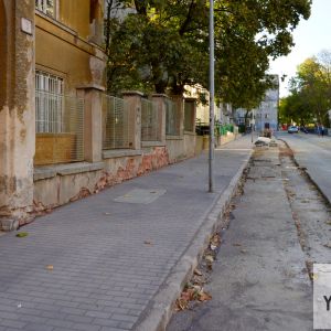 Už dokončená časť chodníka na Svoradovej ulici.
