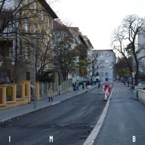 Svoradova ulica, ľavá strana ulice je vydlážená