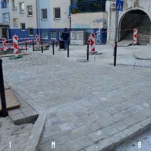 Vyvýšený prechod na Svoradovej vedúci ku schodom na Škarniclovu sa zachováva a obnovuje