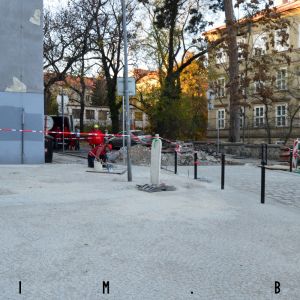 Dlažba z drobných kociek pri vyústení schodiska. Veľká plocha bola predtým využívaná parkujúcimi autami, teraz bude pre peších