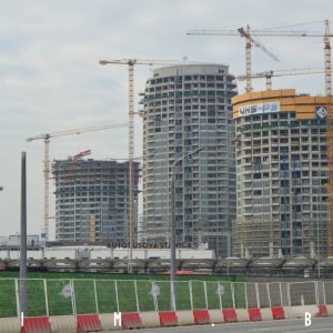 Prvá z veží Sky Parku dosiahla hrubú stavbu